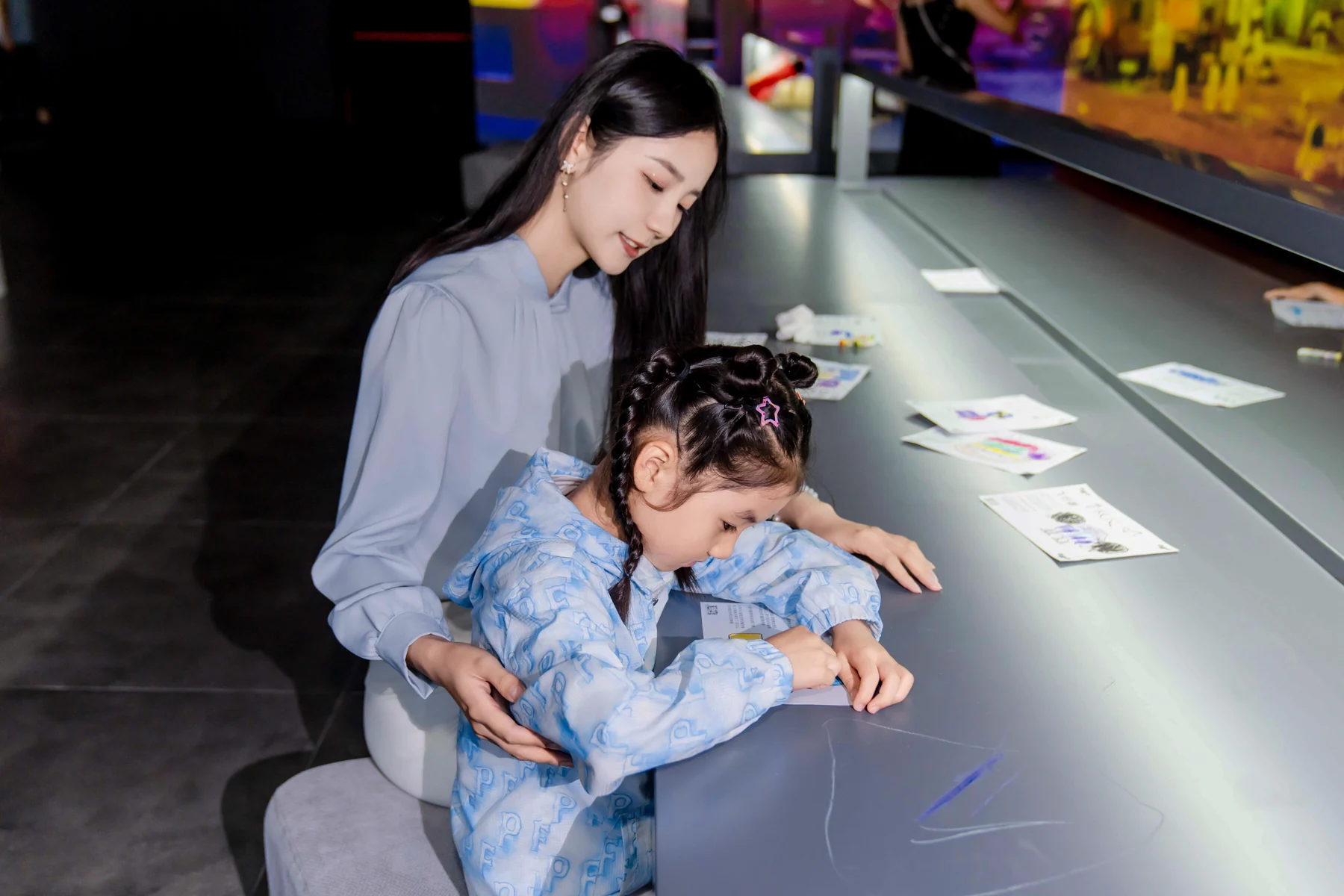 青少年在太空基地参与航天研学互动任务